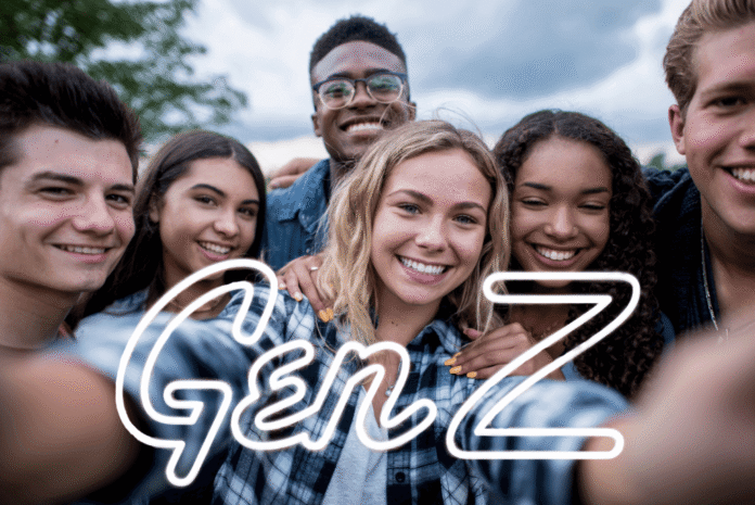 Gen Z युवा स्मार्टफोन का उपयोग करते हुए